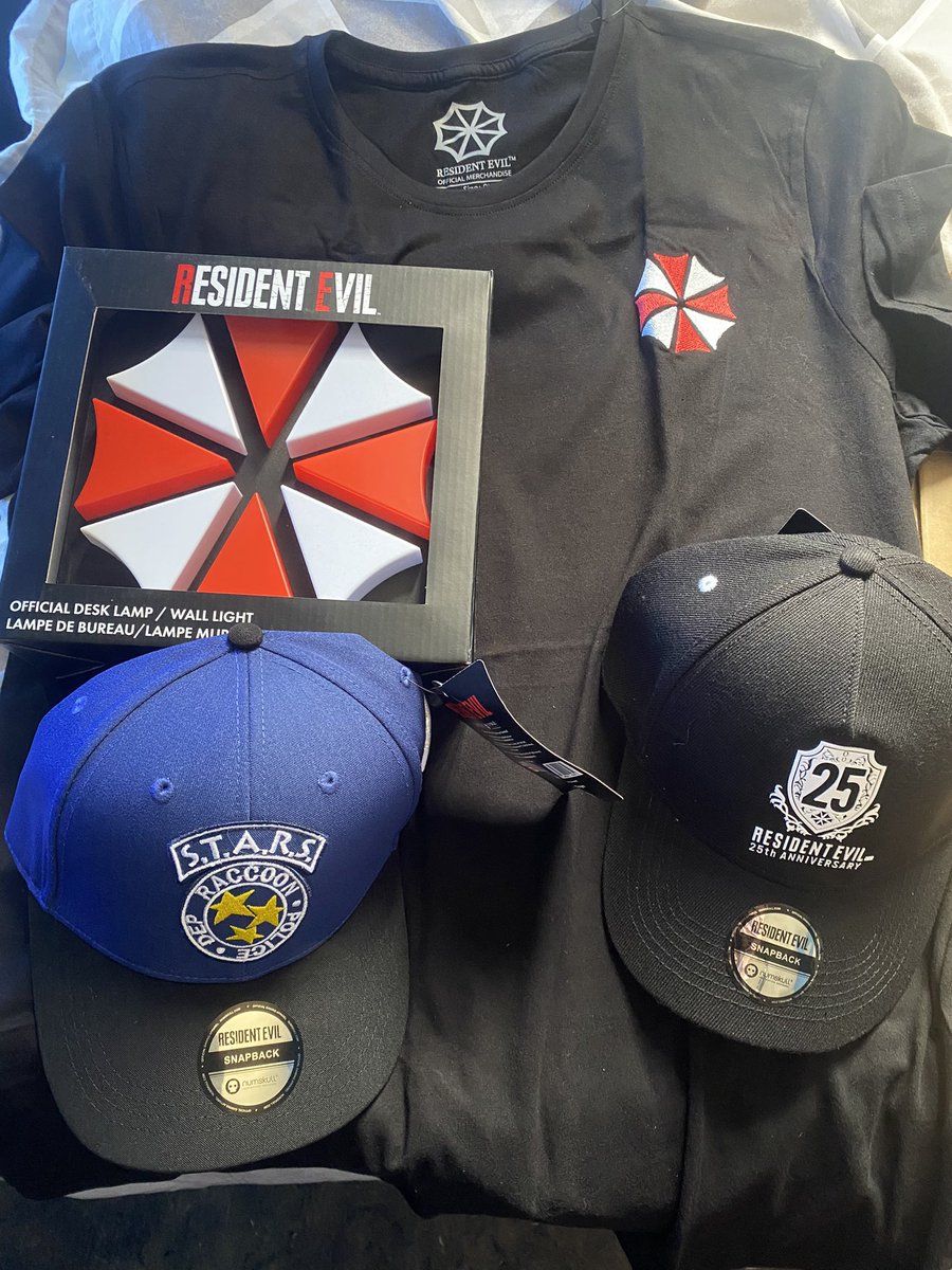 D_C_2_3_'s tweet photo. Just got these delivered by @JustGeekdotcom #residentevil #REBH25th #REBHFUN #embergn https://t.co/a9IWIuu6wi