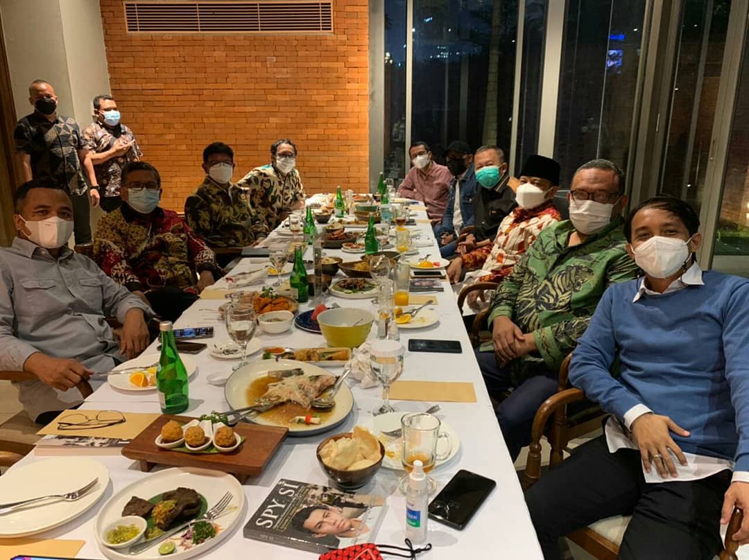RajaJuliAntoni's tweet photo. Tidak ada pembicaraan serius.

Reuni ringan dan makan malam berjamaah. https://t.co/NSo6USt1uA
