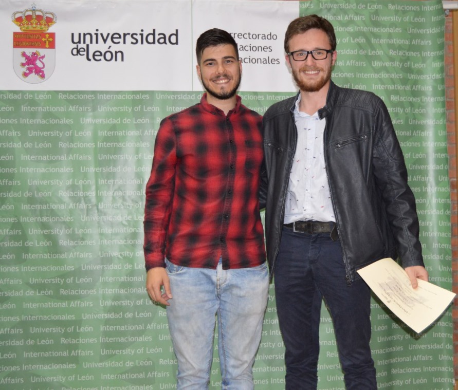 RRII_unileon's tweet photo. SE BUSCAN PADRINOS/MADRINAS 
curso 2021-22
Vive de manera internacional desde @unileon.
Convocatoria abierta hasta 5 de julio: 
https://t.co/l3alWYOc2Z https://t.co/v8jLzNBG5F