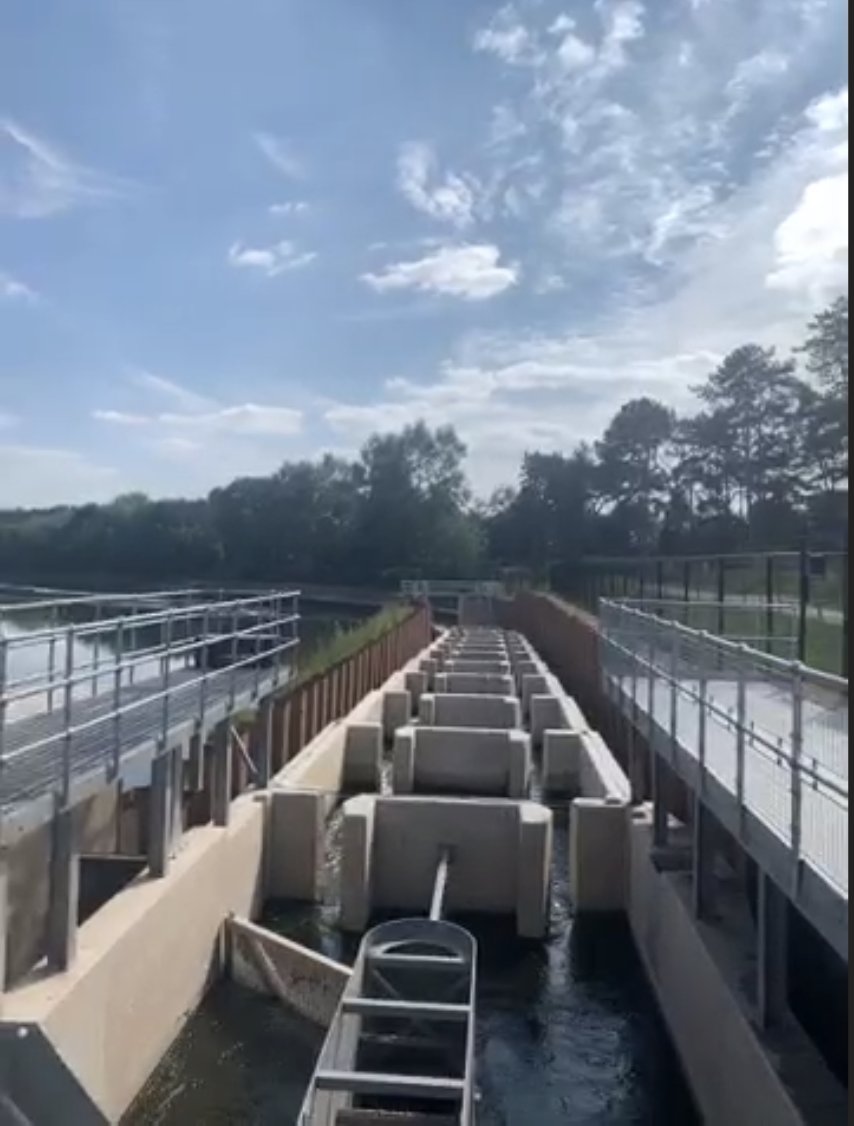 fishmigration's tweet image. Jason Leach is showing us a #fishway project from @SevernUnlocked!  The Severn is the longest river in the UK, and fish passage projects like these are helping to revive populations of #migratoryfish like shad. Note the viewing area- this helps engage and educate the public!