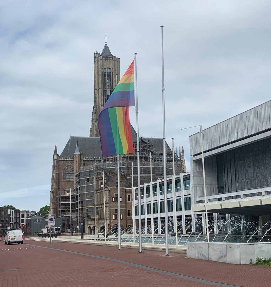 In Arnhem gaan sport en samenleven hand in hand. Want hier kan en mag iedereen zichzelf zijn. Het zijn de verschillen die ons kleur geven. Daarom schitteren vanavond onder andere het Stadhuis en de John Frostbrug in alle kleuren van de regenboog. ❤️🧡💛💚💙💜