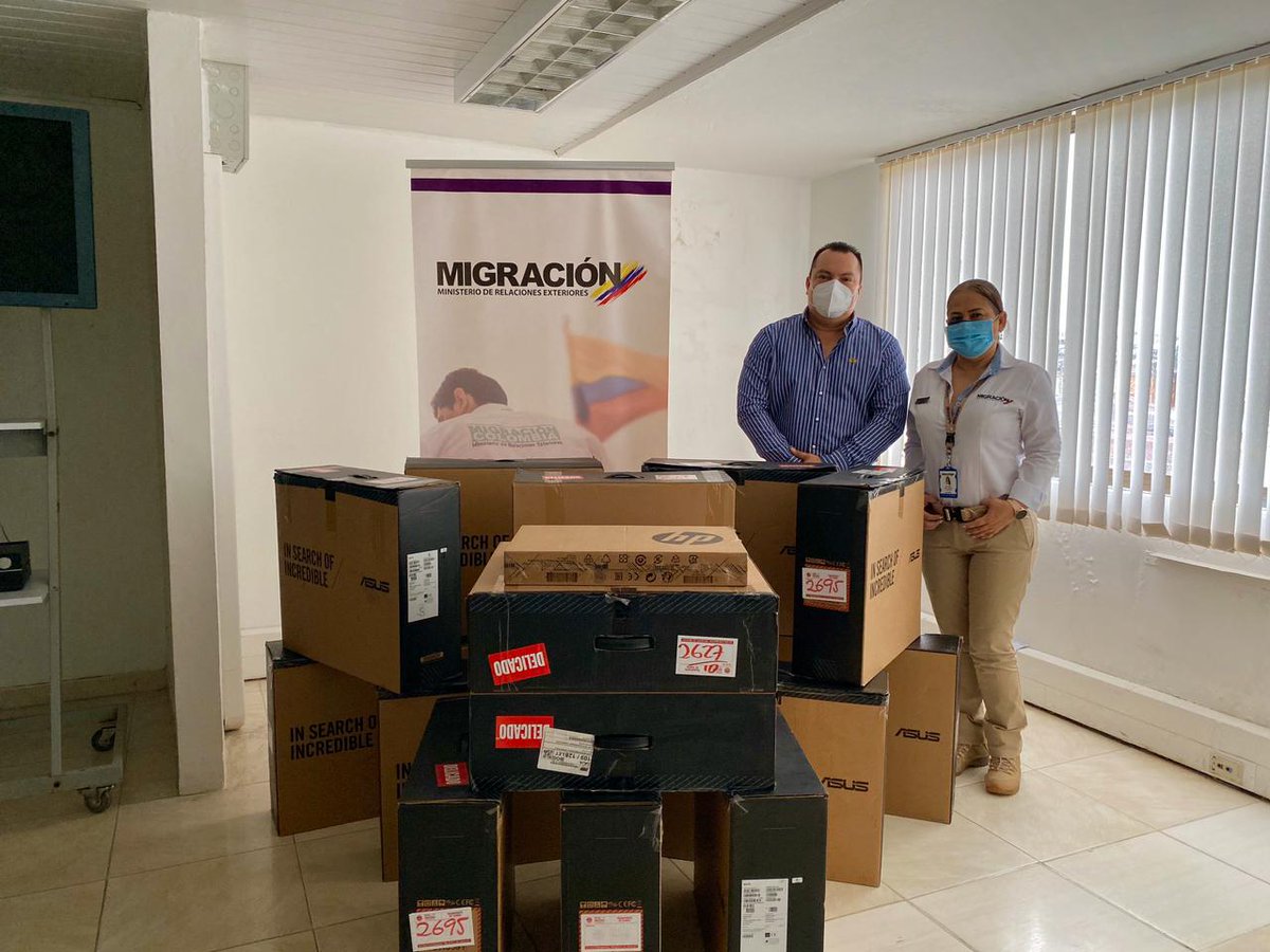 MigracionCol's tweet photo. En #Leticia la directora de la #RegionalAmazonas recibió de manos del Gobernador, @GaldinoCedeno equipos de oficina, gestionados ante el #Fonset, para mejorar el desarrollo de las actividades propias del #CFSM y el #PCM. https://t.co/2i3vaOoZKk