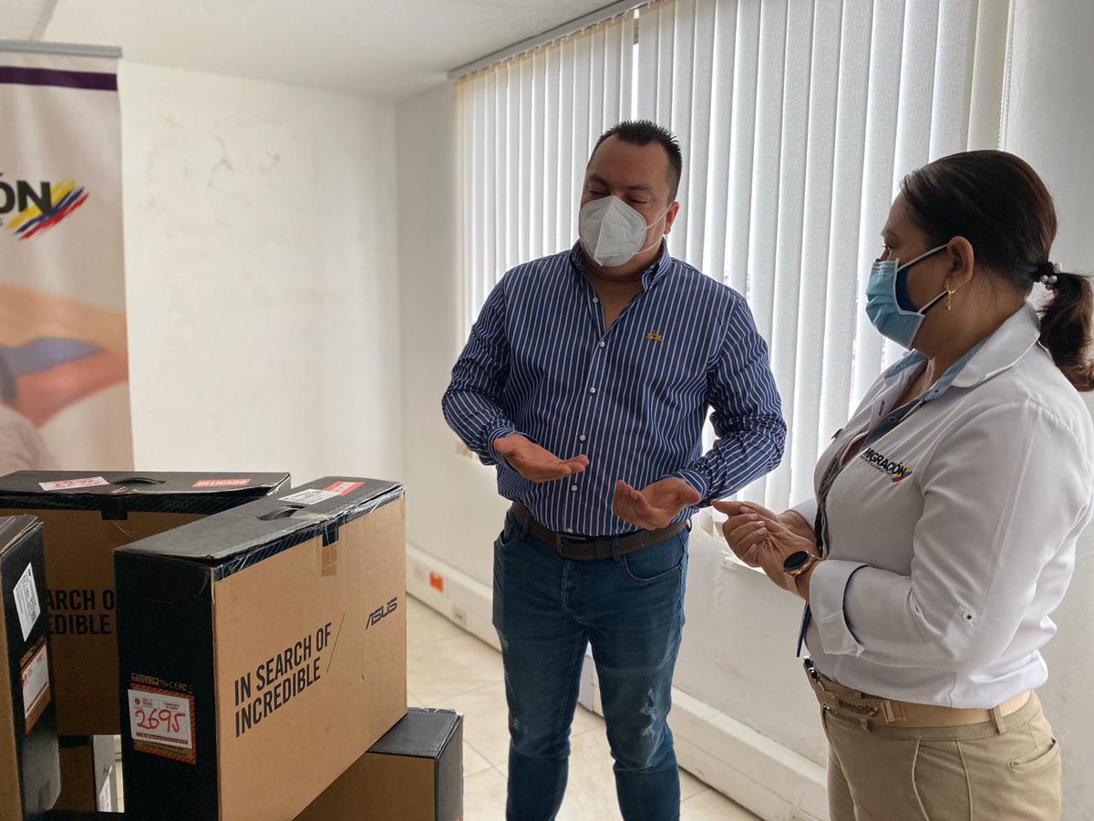 MigracionCol's tweet photo. En #Leticia la directora de la #RegionalAmazonas recibió de manos del Gobernador, @GaldinoCedeno equipos de oficina, gestionados ante el #Fonset, para mejorar el desarrollo de las actividades propias del #CFSM y el #PCM. https://t.co/2i3vaOoZKk