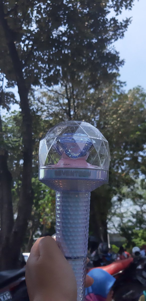 srndptyswift_'s tweet photo. HELP RT 
WTS LS SEVENTEEN VER2 kondisi 90% pernah dipakai sekali waktu oty 2019. bisa shopee bisa manual. manual dapet sub ongkir 20k. bu banget. dom jkt. https://t.co/ApkK0ZovPY