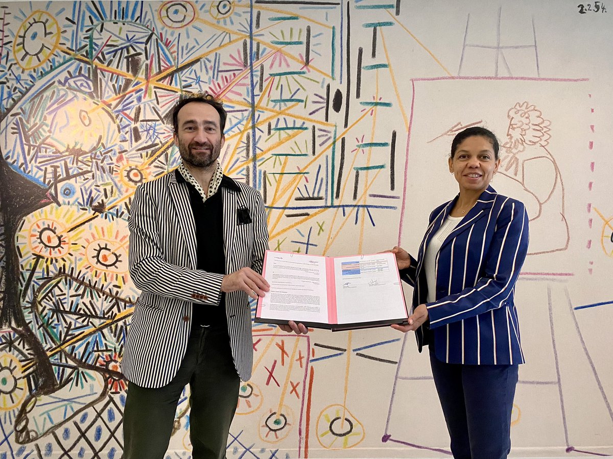 🤩Très heureux de signer une convention de partenariat entre <a href="/VINCIAirportsFR/">VINCI Airports (fr)</a> représentée par sa directrice déléguée <a href="/VVesqueJeancard/">VVesqueJeancard</a> et la <a href="/CiteBd/">citebd</a> pour un projet d’expositions et de résidences #BD en 2022 👍👍👍<a href="/2020anneeBd/">2020annéeBD</a> #BD20_21 #Vinci #AngoulemeVilleCreative <a href="/charente/">Charente</a>