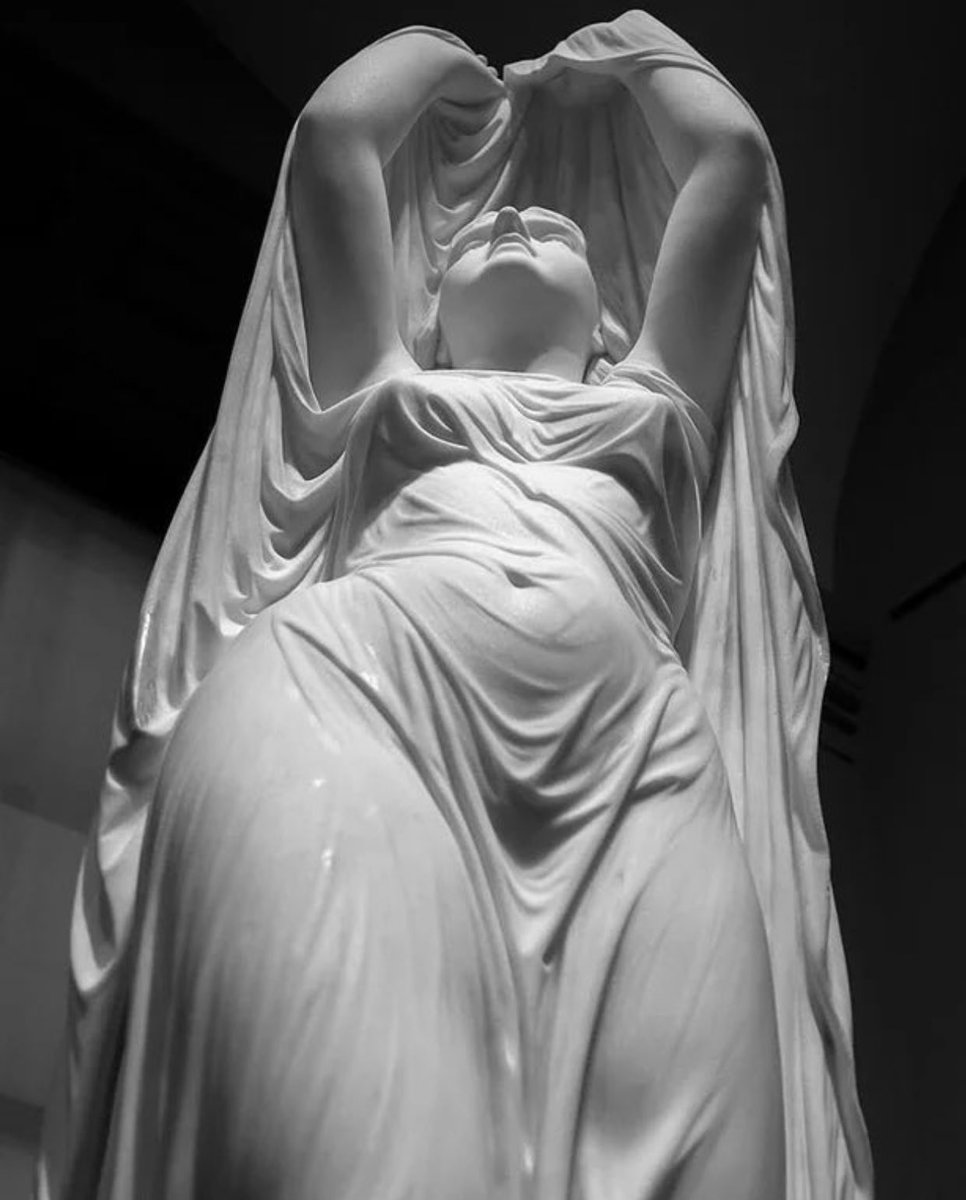 彫刻家のチャンシー・アイヴス氏が彫った大理石の像「水から昇る