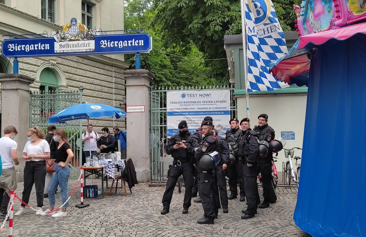 spitzentazler's tweet photo. Im Biergarten litern sich viele Ungarn noch ein wenig ab, bevor es gleich in Richtung Stadion geht. Sie werden schon erwartet. #GERHUN https://t.co/Xfa2i12kdF
