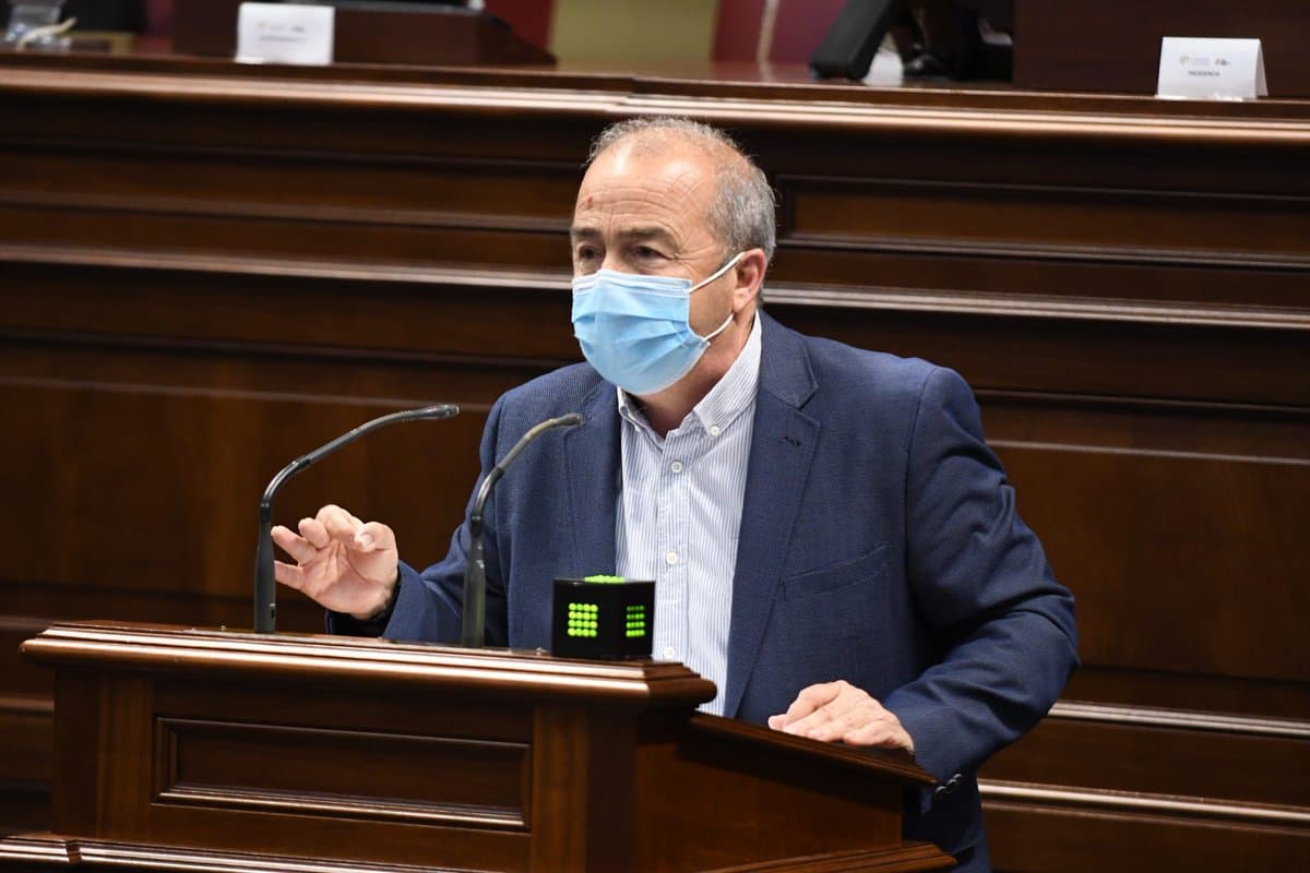 Paco_Deniz's tweet photo. Hoy se ha librado una batalla platanera. Al final no ha podido ser, pero en el debate están las exigencias de los pequeños productores del mundo agrario que siempre salen perjudicados. ¡Seguimos defendiendo lo que es justo! #Sísepuede https://t.co/4ShATsrwZu