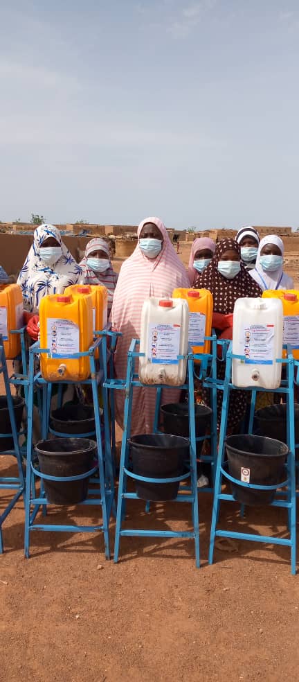 OngDev's tweet photo. #Niger #Tillabery
Remise des kits du DLM ( dispositif de lavage des mains) et les matériels pour la fabrication du savons liquide et solide et la formation de plus de 20 personnes dont douze (12) hommes on été formé pour le DLM et 10 femmes pour la fabrication du savon solide et https://t.co/0uWfH8EpHt