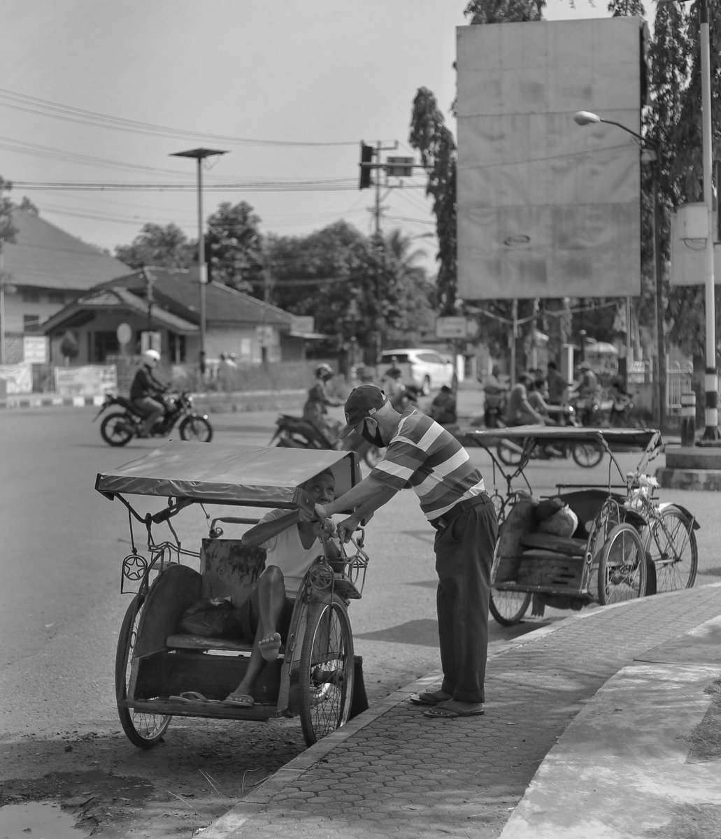 dinoek12's tweet photo. Transportasi tradisional yang mulai berkurang peminatnya
BECAK
#Becak #Humanity #Human #humanpotrait #humaninterest #photography #streetphotography https://t.co/8fHkSIHrKs