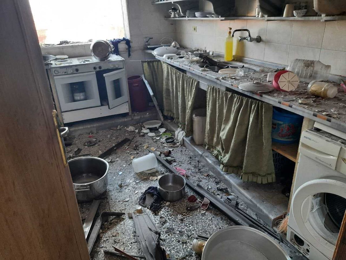 yyasaryyavuz's tweet photo. Burası Suriye
Hani Kemal Kılıçdaroğlu'nun "İktidara geldiğimizde tüm Suriyelileri göndereceğiz" dediği bölge.
Katil Esed güçleri o bölgede yaşayanları bu sabah kahvaltı için oturdukları sofranın başında vurdu.
#Syria #Aleppo #AlAtarib https://t.co/osa2J7hGys