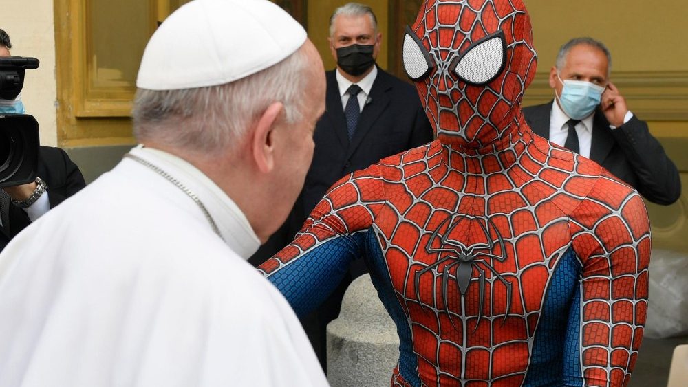 Lo abbiamo visto oggi all'Udienza generale di #PapaFrancesco vestito da #SpiderMan: è Mattia Villardita, che dona un po' di sollievo ai bambini malati degli ospedali liguri.
Ecco il suo intervento a #TV2000 nella trasmissione <a href="/questa_vita/">Questa è vita!</a> ▶️ youtu.be/HQJ8pLQ96Us