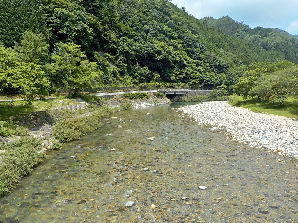 岐阜県河川課 速い流れで岩などに押し付けられて身動きができなくなったりし 重大な事故につながります 川には流れが穏やかで深みのある場所 淵 といいます があり そういったところは安全に見えますが 実際は 想像以上に深さがあり 複雑な流れ