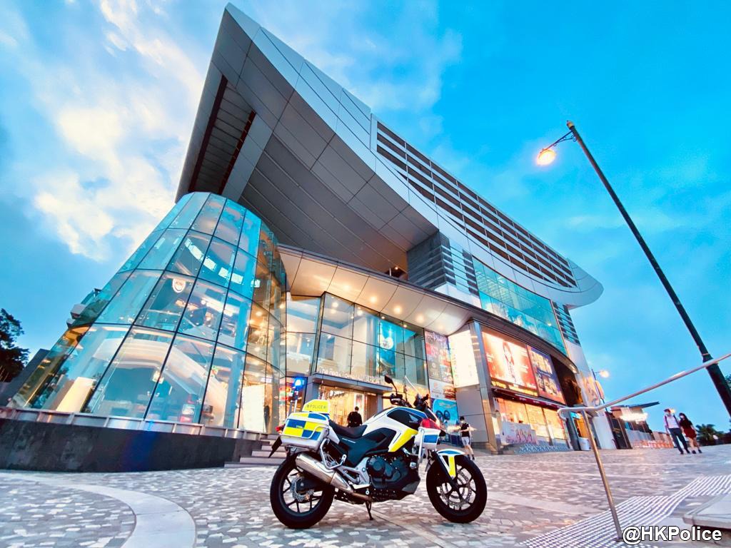 hkpoliceforce's tweet image. #HKPFootprint🚓| #HKPF takes you to the apex of #HKIsland—#VictoriaPeak, aka #ThePeak—to get a #BirdsEyeView of #HK’s cityscape, so breathtaking that it never fails to remind us our role to ensure 🇭🇰 is 太平 'taai3 ping4'—the name of the iconic⛰—meaning #PEACEFUL in English.