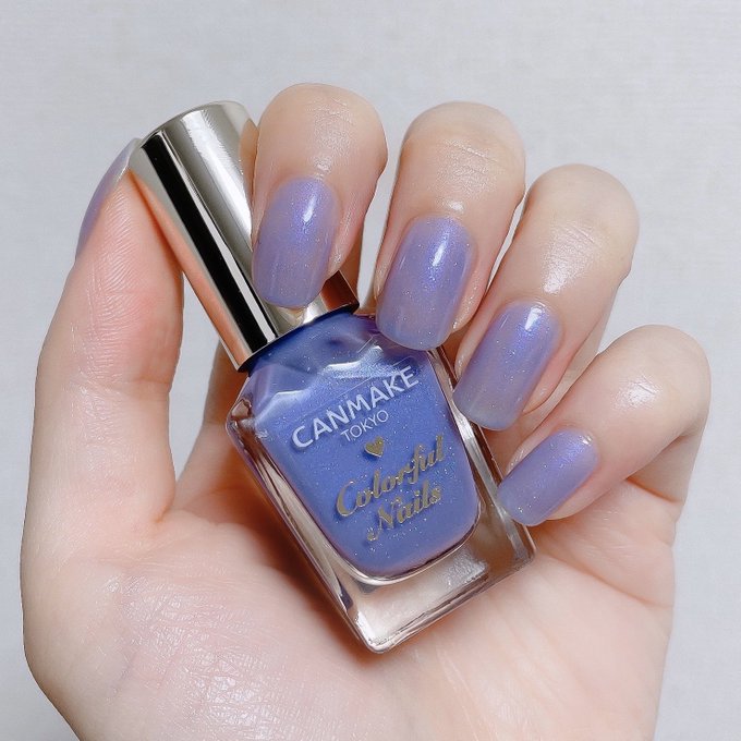 ダズショップの雨粒に濡れた紫陽花ネイルが可愛い ダズショップ エモーティブネイルパフォーマー 03 Misty Secret シアーなくすみパープルベースに 偏光青ラメがたっぷりの美しい色 光が当たるたびラメがキラキラ光ってすごく綺麗 透明感溢れるネイルが好きな