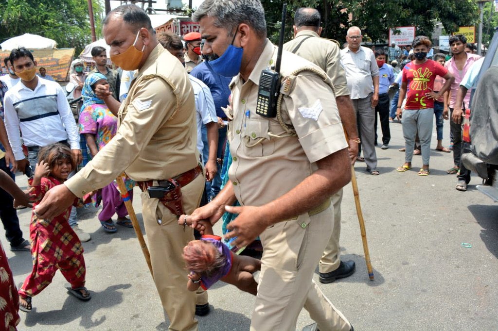 tripsashu's tweet image. ये कोई बोरी का टुकड़ा नहीं किसी माँ के कलेज़े का टुकड़ा है, लेकिन देखिये कैसे ये सिपाही इस दूधमुहे बच्चे को उठा रहा है। 

आपको अपनी कठोरता पर इतना घमंड है कि एक मासूम की चीखें आपको सुनायी नहीं पड़ी। 

@uppolice आपके यहाँ इस अपराध की कोई धारा है??