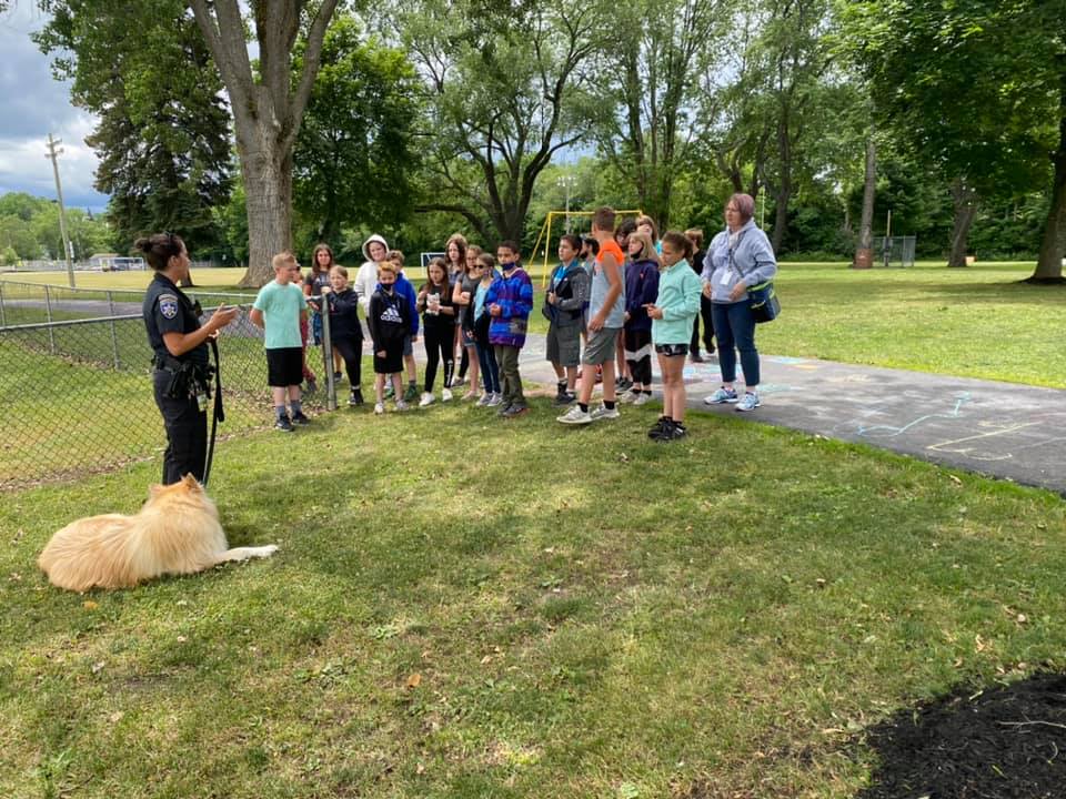 AldenSAPC's tweet photo. Our Youth Ambassadors at @hs_alden led an event for our 5th Graders from @AldenIntSchool for their moving up day! They led stations flying kites, doing a nature scavenger hunt, talking with Officer Piel &amp; Kojak, doing tye-dye, &amp; making chalk art! #stayhealthy #staydrugfree #ASAPC https://t.co/FBJZDiePCQ