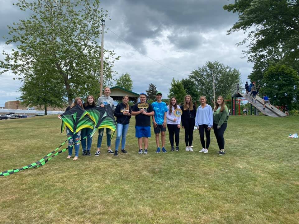 AldenSAPC's tweet photo. Our Youth Ambassadors at @hs_alden led an event for our 5th Graders from @AldenIntSchool for their moving up day! They led stations flying kites, doing a nature scavenger hunt, talking with Officer Piel &amp; Kojak, doing tye-dye, &amp; making chalk art! #stayhealthy #staydrugfree #ASAPC https://t.co/FBJZDiePCQ