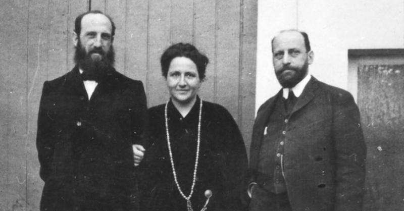 artukdotorg's tweet photo. Gertrude Stein was at the centre of Paris's cultural efflorescence of the early 20th century

Cora Chalaby explores Stein's legacy and Nahmad Projects' current exhibition celebrating Stein

Leo, Gertrude and Michael Stein by unknown photographer 📸 @metmuseum (Public Domain)
