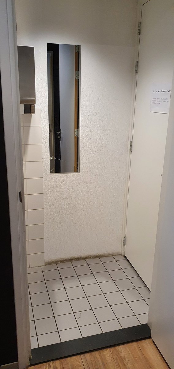 In dit hokje waar je je reet niet kan keren moeten servicemedewerkers op station Gouda zich omkleden. Een voorportaaltje van het damestoilet. Volgens NS past het in het programma van eisen. Ik zeg weg met die onzin en fatsoenlijke omkleedruimte regelen! <a href="/VVMC_vakbond/">VVMC vakbond</a>  <a href="/NS_online/">NS online</a>