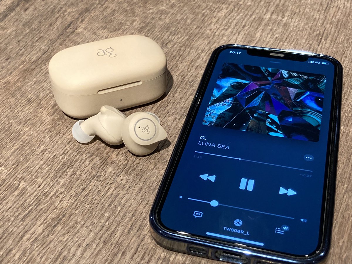 reb_audio's tweet photo. 営業H、本日の #final_推し曲 は
#LUNA_SEA の「G.」
イントロのSUGIZOのギターリフと、
Jのスライドを交えたベースフレーズが印象的なナンバー🎸
#TWS08R で聴くとギターやベースの歪みがキレ良く、
ボーカルも埋もれずにクリアに聴こえるため、
バンドサウンドがお好きな方はぜひお試しください😁 https://t.co/AiiIlZ4qqu