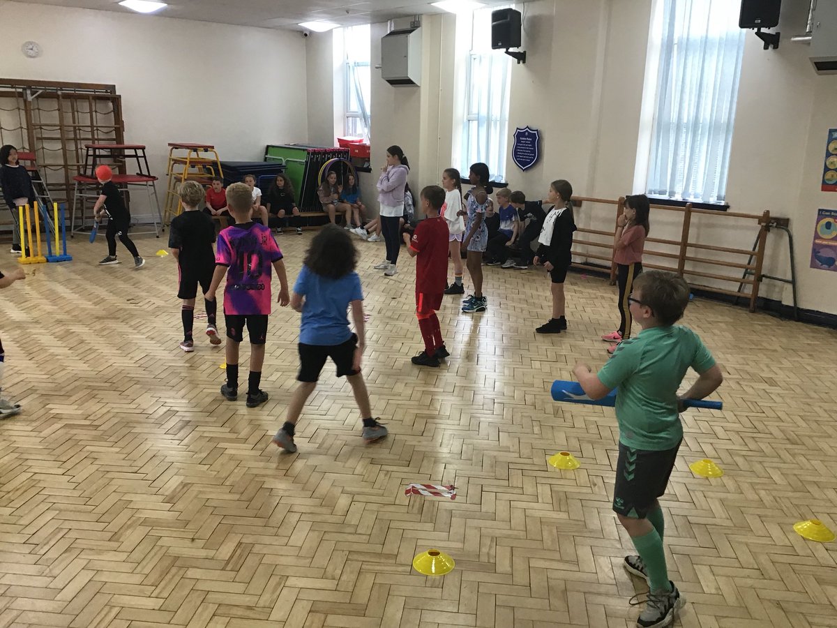 Cricket workshop time... we are loving it 🏏 <a href="/Mosspits_PE/">Mosspits PE & Sport</a> <a href="/LancsCricketFDN/">Lancashire Cricket Foundation</a>