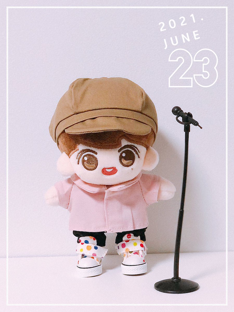 #도귤이 #도겸인형 #세븐틴인형 

모자: 도귤이 기본의상 
바지: <a href="/bubbletea_dgnb7/">⭐버블티 옷장⭐</a> 
마이크, 셔츠: <a href="/monkle_closet/">몽클로젯☁️(아이돌 인형 옷장)</a> 
신발: <a href="/sombuysom/">🍑솜뭉바잉옷장🍑</a>