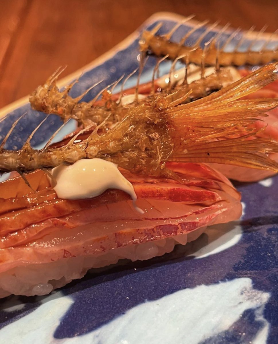 Miércoles de #sushilocura🔪🌶🐟 #nigiri de salmonete con su espina frita.
#japo #fusion #igers #foodie #amazing #top #gastro #Madrid 
📸 @AlainUribeM