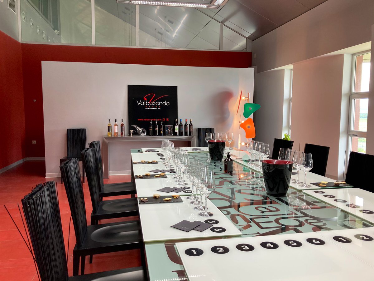 VeroSinmapa's tweet photo. 🍷 Toro es también innovación y diseño como hemos podido comprobar en las bodegas  @Valbusenda 
Tras la sesión de spa en su hotel, hemos hecho una cata con chocolates y me ha flipado, ¿lo has probado alguna vez?  #RutaVinoToro @Rutavinotoro https://t.co/pwXXDHe2oO