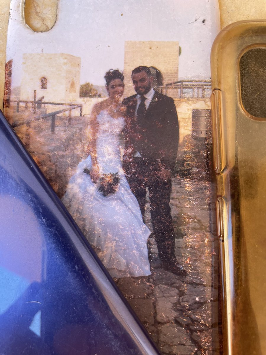 Me encontrado un móvil, y tiene de foto de carcasa esta pareja, tal vez sean de #Jaen si alguien los reconoce que se pongan en contacto conmigo para entregárselo, ya que seguramente puedan tener bonitos recuerdos guardados que no quieran perder….
Compartir hasta localizarlos!!!