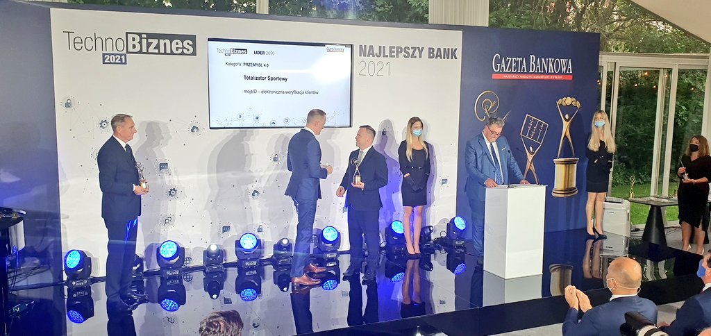 totalizator_sp's tweet photo. Usługa "#mojeID - elektroniczna weryfikacja klientów" wdrożona przez #TotalizatorSportowy wyróżniona II miejscem🏆 w konkursie Gazety Bankowej #LIDER2020 w kategorii Przemysł 4.0👍 Dziękujemy❗
#WygrywamyRazem #LOTTO #KIR #innowacje https://t.co/0xMa2TvhOz