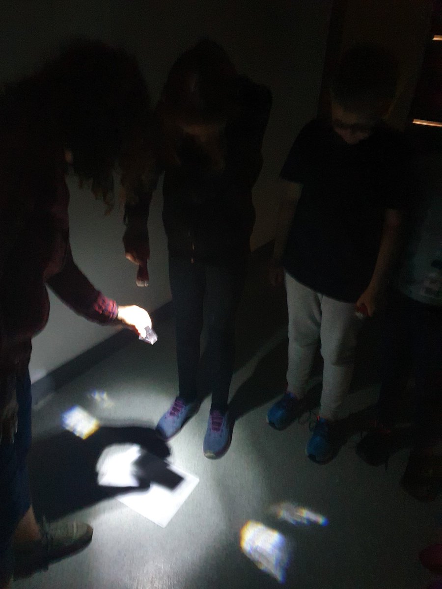 AoifesClass's tweet photo. We're using torches and prisms to explore how white light can be split into its constituent colours. https://t.co/RWWxtG6cJi