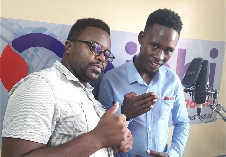 chichiradio's tweet photo. Chichi vybz mkiwa Nasi The entertainment deepstate #kiprichthechourmaster na #kakavin na Leo ikiwa kienyeji wenesday...Wikendi ngumu kwa boyChild inafika...alikuacha aje kuenda Naivasha,??😆
LIVESTREAM https://t.co/yI3QcnSV5Z
100.7FM https://t.co/2VJHbcg4Pt