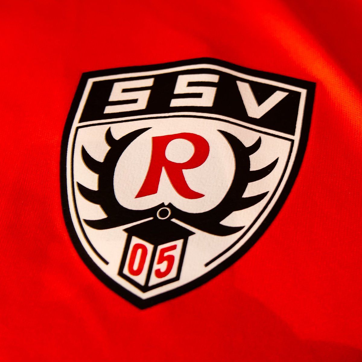 PTurian's tweet photo. Ok, krass! Die B-Junioren des @ssvreutlingen05 steigen in die U17-Bundesliga auf!
Herzliche Glückwünsche! 🥳
Musste da einfach nochmal mein Trikot vom kleinen Bruder des #VfB rauskramen.
#unserSSV #SSV05 https://t.co/WXG7t6Q9y0
