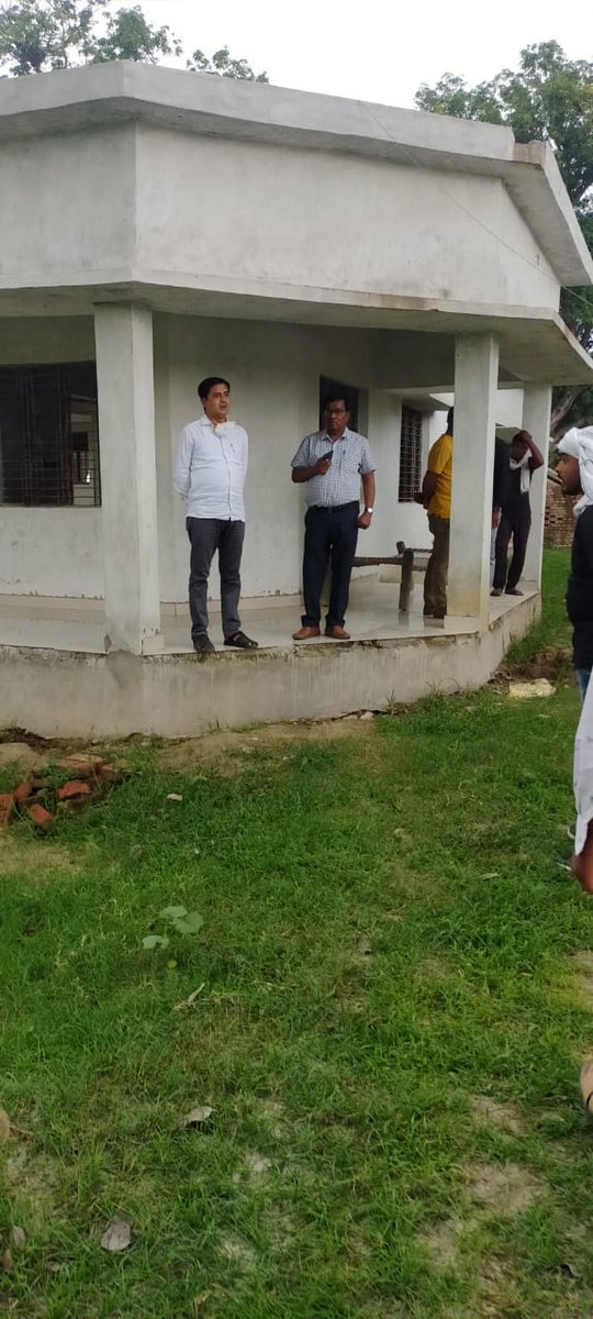 विकास खण्ड लार ग्राम पंचायत कोसड़ की पंचातय भवन एवं अंत्येष्टि स्थल का निरीक्षण करते जिला पंचायतराज अधिकारी एवं सहायक विकास अधिकारी (पं०) सचिव और ग्राम प्रधान जी।।