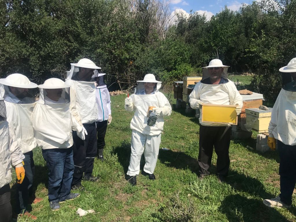 SarayonuHalk's tweet photo. Konya gibi ova bir yerde Arıcılık kursu olur mu demeyin.Gonul istesin hepsi olur.Sizleri de Hayat Boyu öğrenme kurumlarımıza bekliyoruz.. https://t.co/uv9hgd9jHM