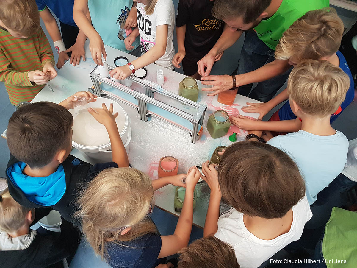 UniJena's tweet photo. Schülerinnen, Schüler und Lehrende aller Klassenstufen aufgepasst. Jetzt anmelden zum 2. #MINT-Festival vom 14.-16.9. @UniJena! Dieses Mal mit virtuellen Live-Shows, Workshops und Vorträgen zu #Klima, #Energie und #Nachhaltigkeit. ➡️ https://t.co/SGaFuqzYQH
#Science #momintmal https://t.co/8x8ma49aqm