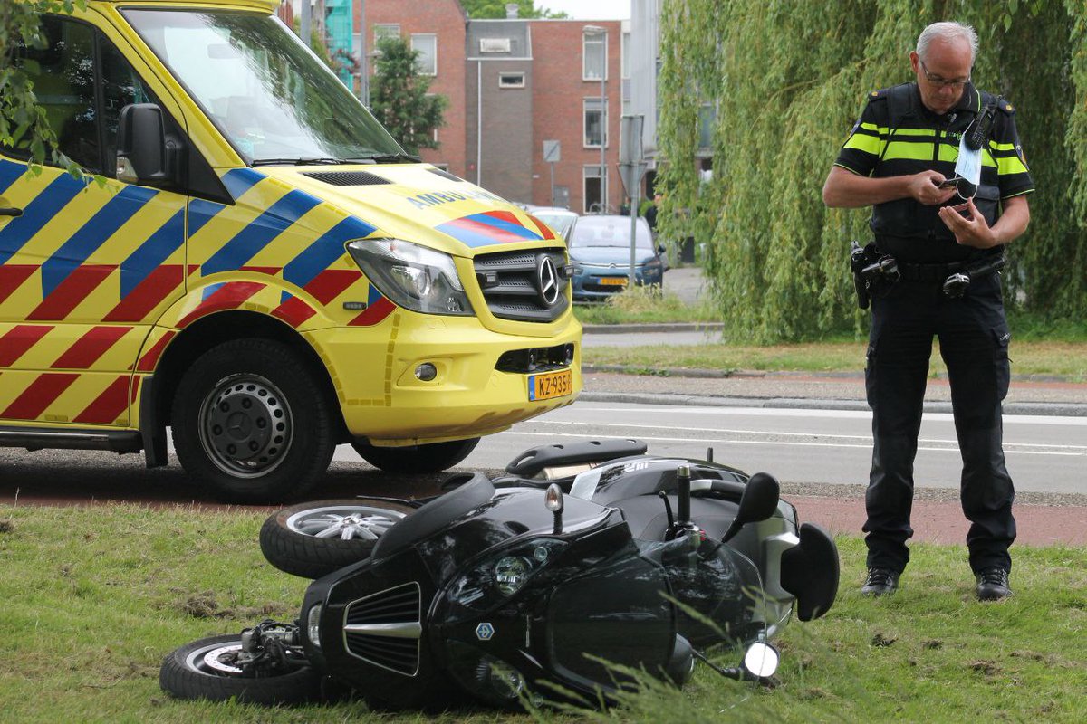 Bestuurder van motorscooter raakt gewond bij ongeval met auto in #Groningen - -..
