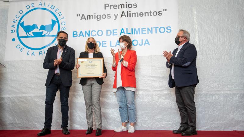 lariojaorg's tweet photo. 👏 El Gobierno de #LaRioja, reconocido por el Banco de Alimentos de La Rioja
👏 Pablo Rubio ha asegurado que "las sociedades son ricas en función de su solidaridad y La Rioja, ante las dificultades, manifiesta esa grandeza"
▶️ https://t.co/PrvsiDeQ78 https://t.co/ryvghUNdJg