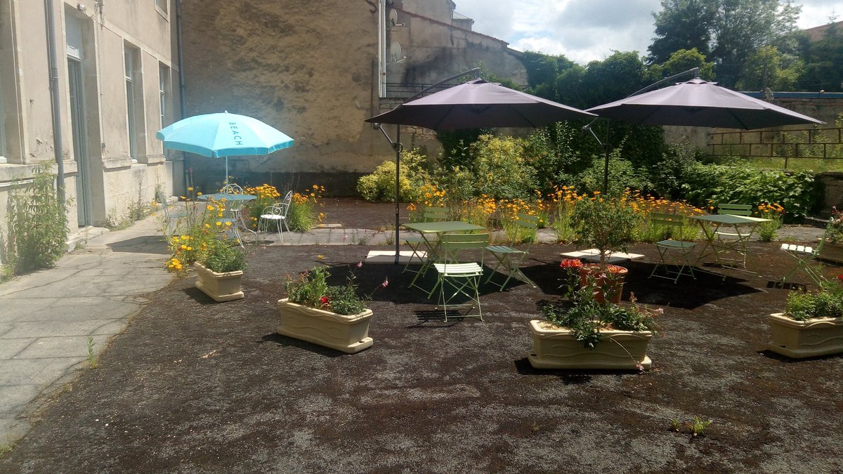L’espace BD vous attend à la bibliothèque ! 💬💭🗯 Un espace intergénérationnel autour du texte, des images et des bulles. Et s’il fait beau, n’ayez pas peur d’investir notre cour, elle vous tend les bras ! ⛱