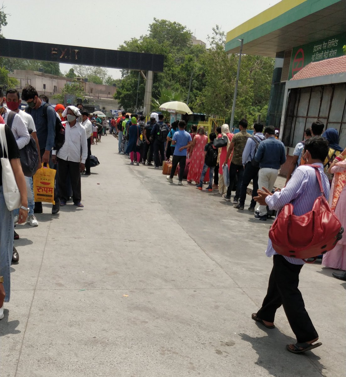 _Ashish_Negi's tweet photo. Lines outside Delhi metro :( https://t.co/E91jY2K8G5