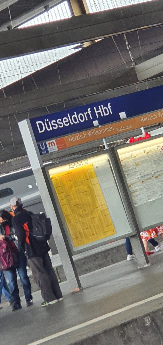 Seinstuhl2's tweet photo. Man will entspannt von Bremen über Hannover und Würzburg  nach Hause, und plötzlich ist man in Düsseldorf... und 2 h später zu hause 

Ich liebe bahn fahren xD https://t.co/1yrGUjGXOq