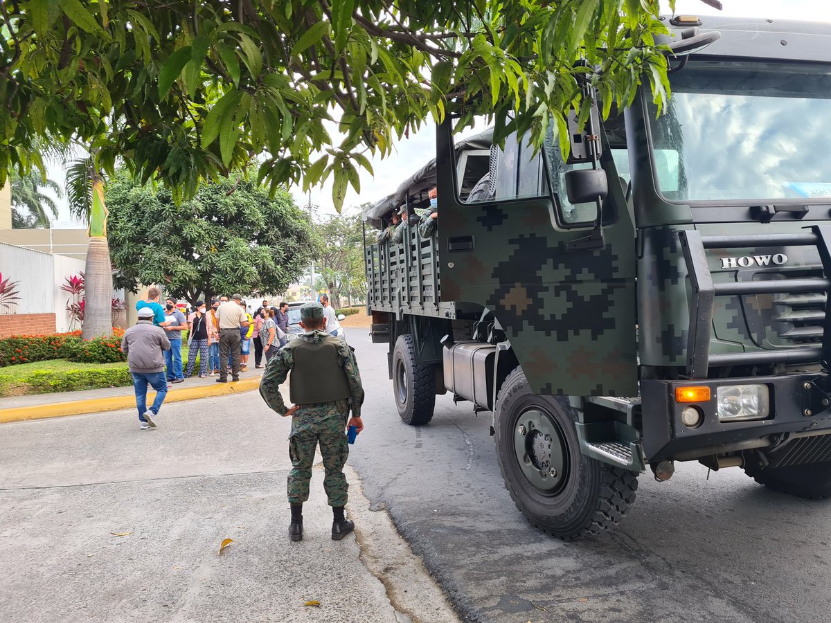 FlorPD's tweet photo. Un fracaso la vacunación en #Daule #Educamundo con Dr. Alex Dunn a la cabeza. Sin criterio profesional. Ciudadanos claman por vacunas pero el llamó a los militares. https://t.co/0NOi74WAY2
