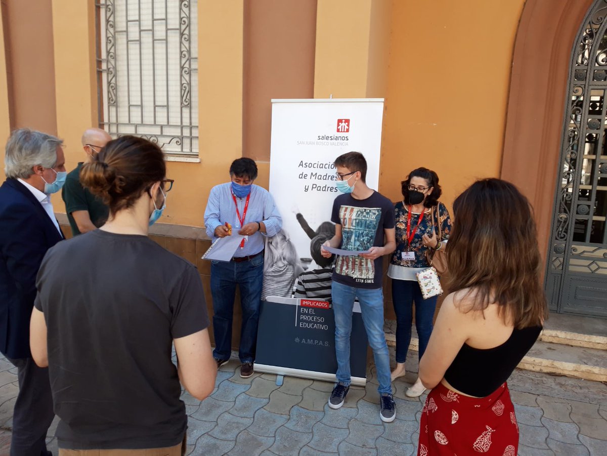 SalesianosVSJB's tweet photo. El passat dilluns es van donar a conèixer els premiats de la III Edició del Concurs Mirada i Paraula: Joan Sabater (finalista) i Sara Cariñana (guanyadora), de 1r de Batxillerat per les seues reflexions al voltant dels Drets Humans.

Gràcies a #ampassjb pel seu recolzament. https://t.co/obwDQ9ognA