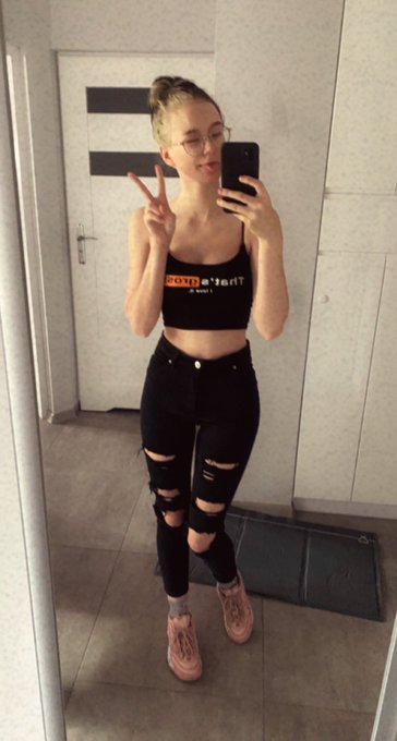 Outfit for today, ph came in lmao https://t.co/FRK20VMlIH