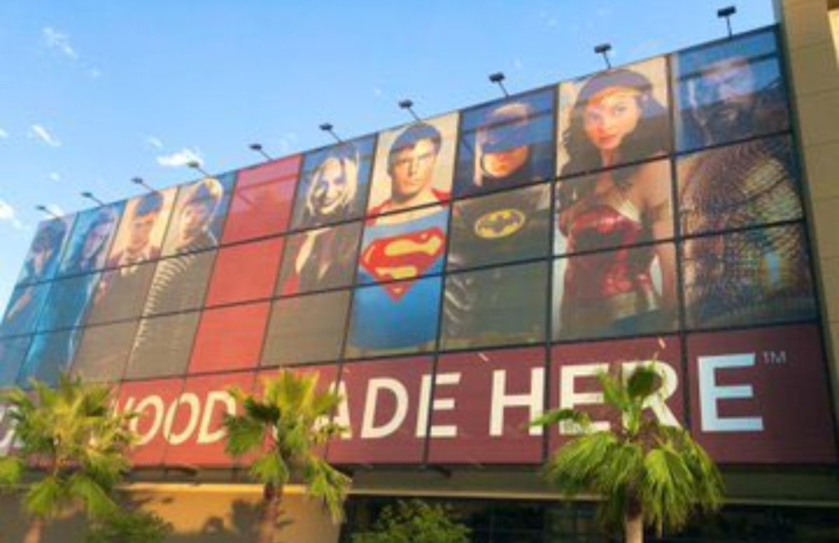 Alex_serie's tweet photo. Les supers héros rejoignent la façade du centre Warner a Burbank en Californie.
#dccomics https://t.co/YBA0NViNMK