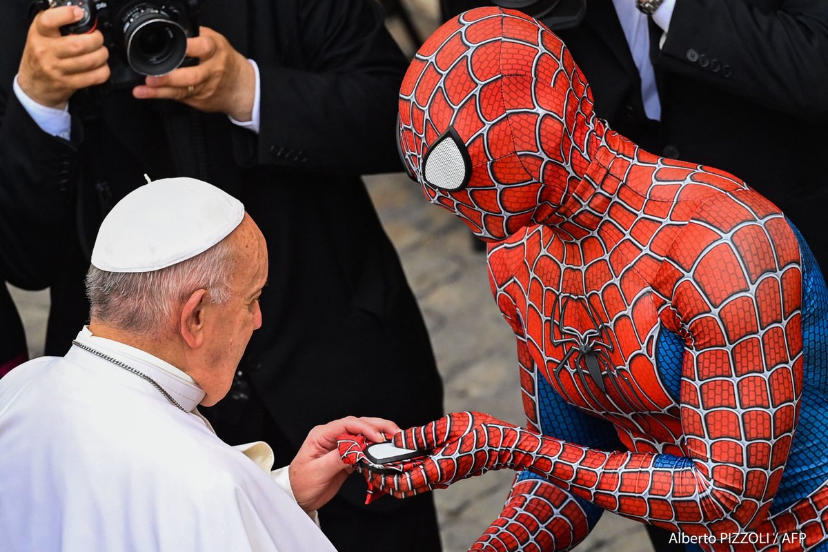 ABC's tweet photo. 📸 A man wearing a Spider-Man costume, who performs in hospitals for sick children, hands a Spider-Man mask to Pope Francis as they meet at the end of the weekly general audience at San Damaso courtyard in The Vatican. https://t.co/eN9Xg2Q7Q5 https://t.co/K7BtOJCDVc