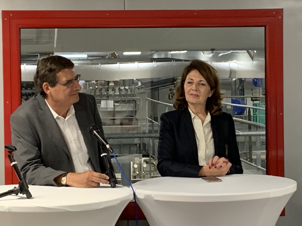NormandiseP's tweet photo. En direct de nos locaux : Un Webcafé « spécial Normandie » !  🔬🏭
Entre terre et mer, le bocage et des entreprises performantes ! 
@industrie_futur
#madeinfrance #petfood #welovedogs ##welovecats #welovebocage #virenormandie
#industriedufutur #industries #innovations #webcafe https://t.co/KrmTgKe1cx