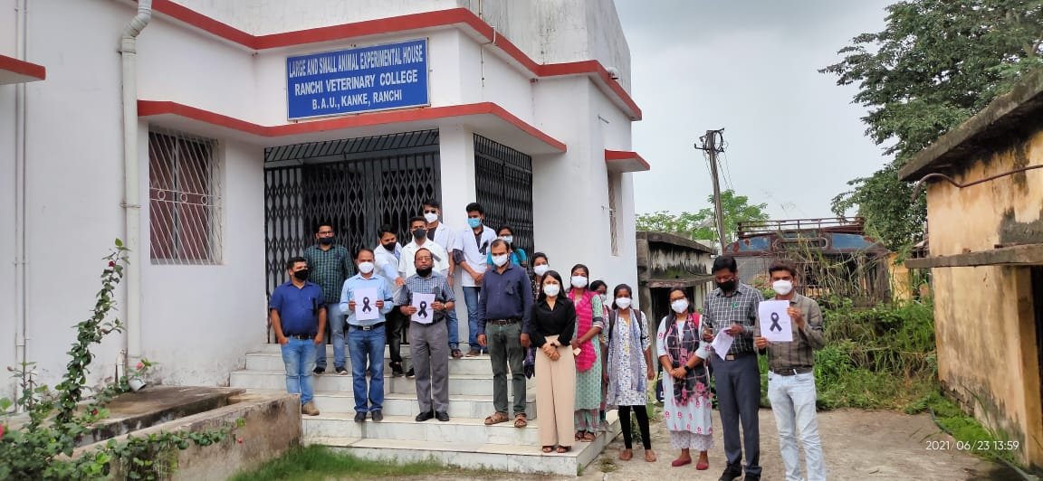 jitsofty's tweet photo. BLACK DAY in 4 different vet colleges
1.RANCHI VETERINARY COLLEGE
2.BIHAR VETERINARY COLLEGE
3.VETERINARY COLLEGE,BHU
4.VETERINARY COLLEGE,HISAR
#Boycottmanekagandhi
#vetsdemandapology
#vetsmatter
#manekagandhiapologise
#vetsdemandapologyinwritten
#boycottmanekagandhii https://t.co/GSmn00PbZf