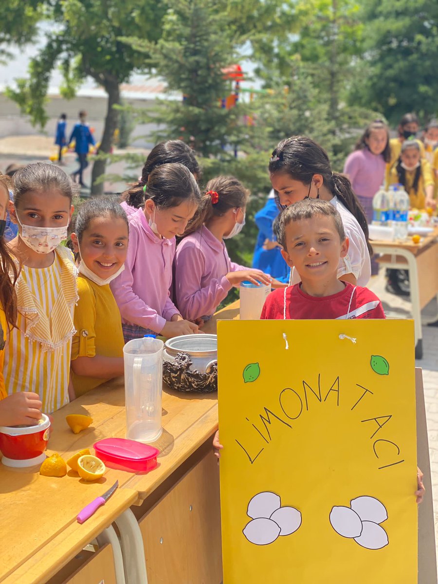 GokcilZeynep's tweet photo. Öğrencilerimizle Kek ve Limonata Şenliğimiz🥳

@ziyaselcuk @tcmeb
@aksarayvaliligi @hmzaydg
@Aksaray_MEM @haciomerkartal
@EskilKaymakamli @Eskil_MEM @brahimKler2 @KeremSahin68
@rasitsahin_ @AliBlentOLAK11
@slymnuz @taskapiokulu https://t.co/zbVqrjxAlH